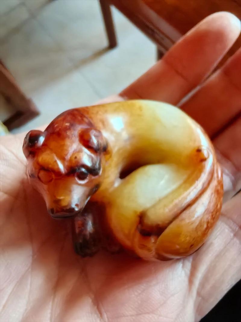 请欣赏汉代和田白玉圆雕玉獾