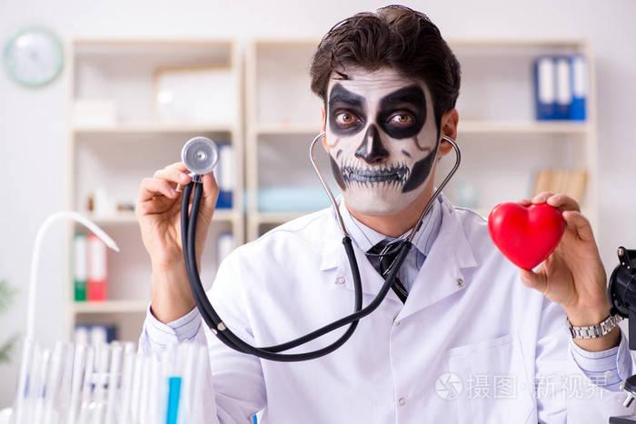 可怕的怪物医生在实验室工作