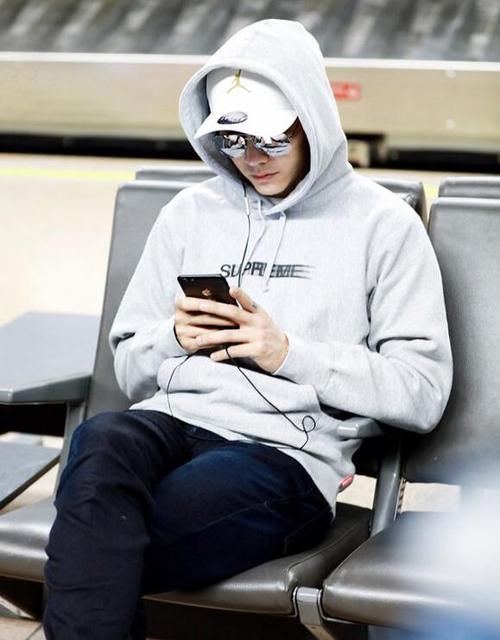 贾斯汀·比伯(justin bieber):连帽卫衣 衬衫 t恤 破洞牛仔裤,如此