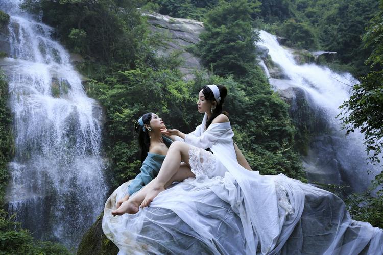 白蛇和青蛇现代版