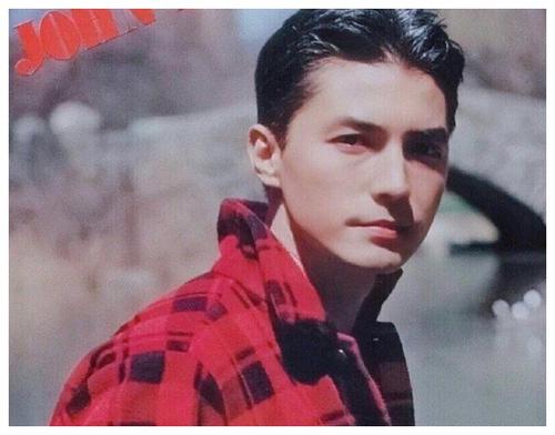 年轻时被误认为是外国人的"亚洲第一美男"尊龙有多帅