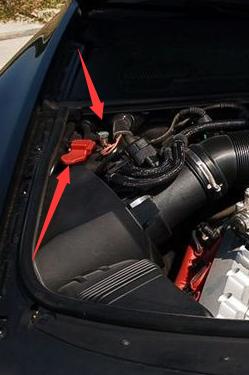 奥迪a6v84.2机盖里的正负机线在那里