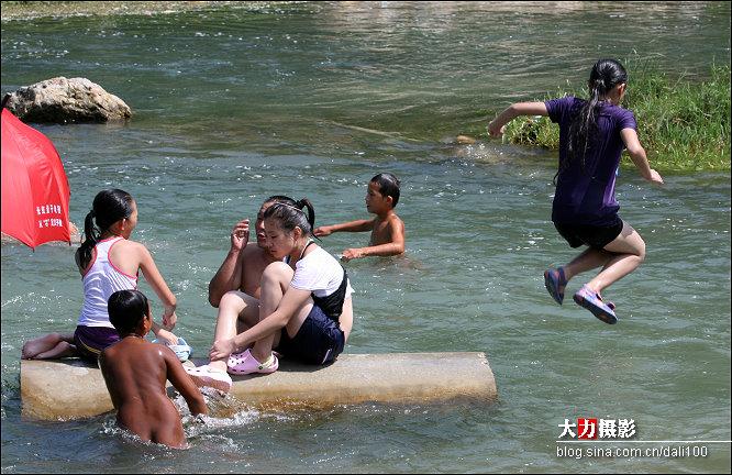 女孩不用泳装就这样玩水
