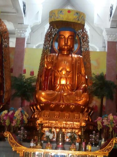 大殿正中供奉着丈六金身释迦牟尼