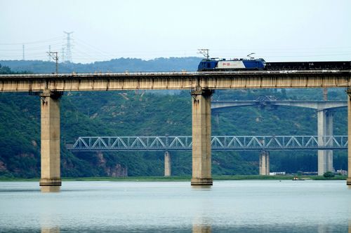 往远处还有两座桥,一个是老铁路桥,最远的一座是正在修建的高速公路