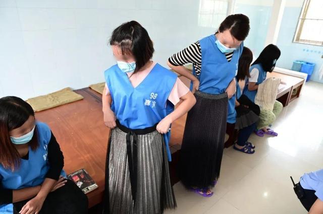 拘留所女民警收到14条裙子?