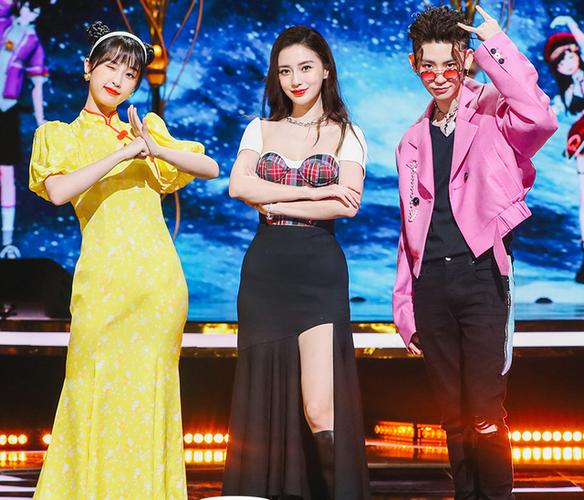 24岁虞书欣与31岁杨颖同框,终于懂为何baby能靠脸混这么多年了?