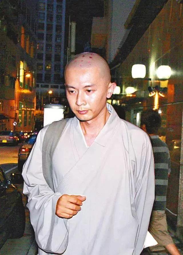 53岁"林平之"何宝生,38岁放弃百亿家产出家,如今生活清贫