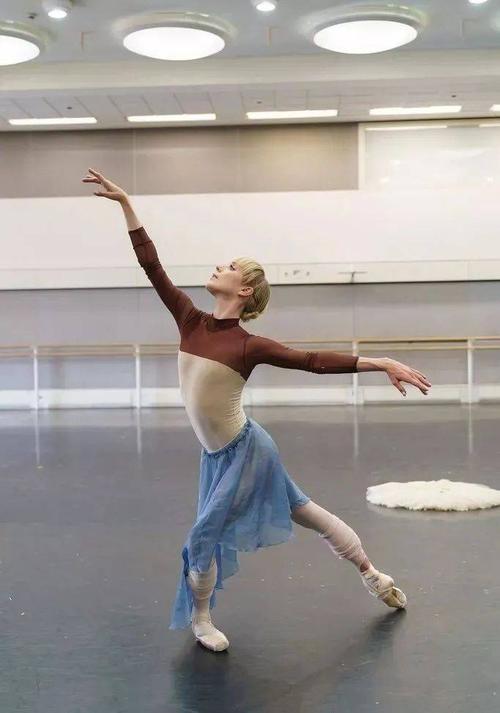 诸塞州波士顿,13岁在波士顿芭蕾舞团跟随塔蒂亚娜·莱格夫人进行训练