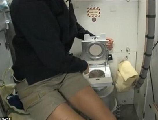 宇航员在太空上厕所:女宇航员亲自示范太空人入厕