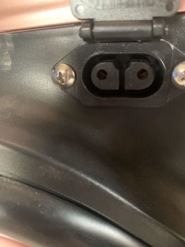 台铃电动车充电器怎么插进去?