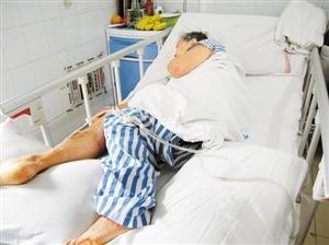 被恶狗咬伤的岳老太太躺在医院病床上. 深圳晚报记者 易芬 摄