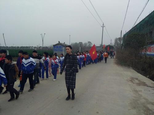 蒲山镇高庄小学净化环境在行动