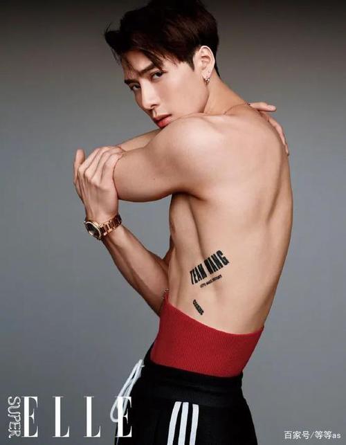 王嘉尔纹身!事实证明纹身不会显得社会,猛男纹身很可爱.