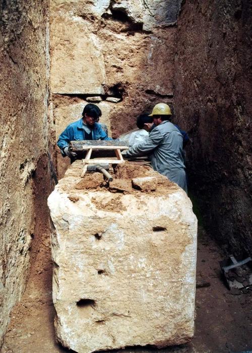 1995年2月26日,徐州狮子山楚王陵发掘现场,考古人员正在墓道塞石中