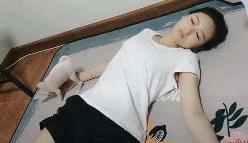美女测试狗的感情,装晕倒在地,狗的反应令她心寒,美女:白眼狗