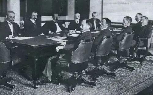 1941年日苏签订了日苏中立条约,这项条约规定了苏联必须保持中立,因此