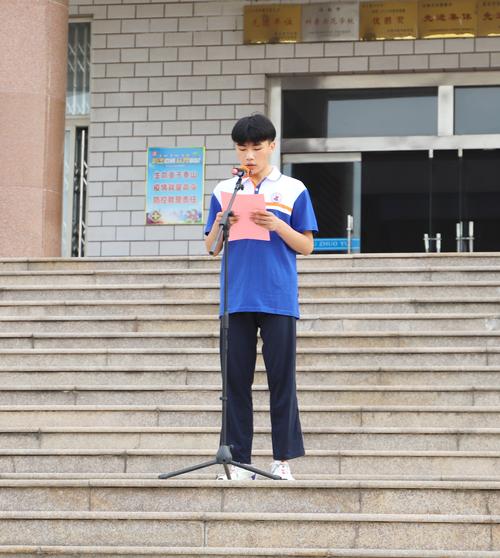 胸怀理想 迎接挑战 ——章丘七中高二级部举行升旗仪式