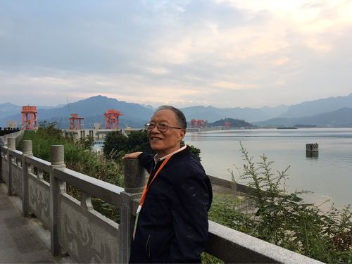 周安坤凝视远方