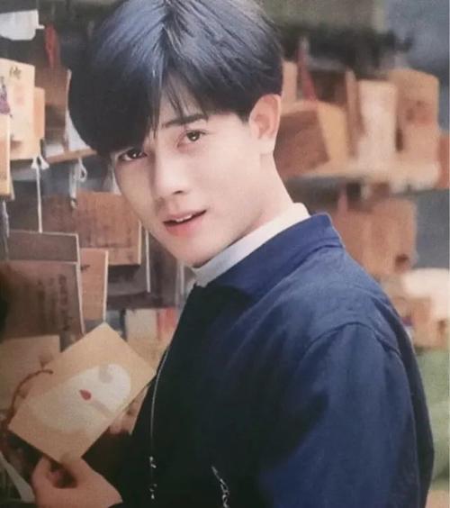 大家学唱他们的歌,还有男生模仿剪郭富城的发型~ 希望现在每一个天王