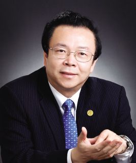 全国人大代表,中国华融资产管理股份有限公司党委书记,董事长赖小民