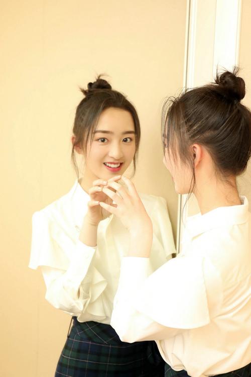 白色衬衫搭配格子半身裙图片 邓恩熙丸子头穿搭有型尽显少女魅力