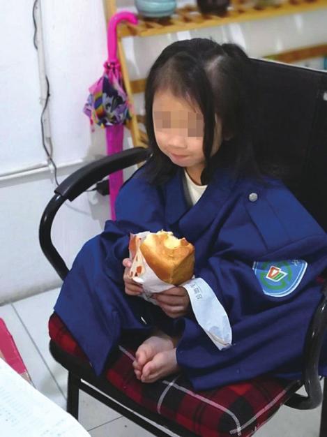 小女孩贝贝在公交调度室