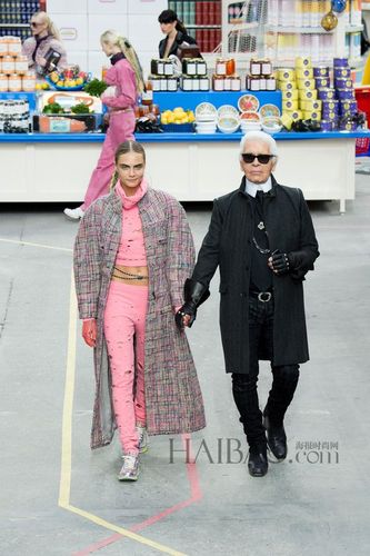 卡尔·拉格斐 (karl lagerfeld) 赞超模卡拉·迪瓦伊