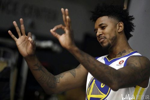 小时候的尼克杨其实看起来并没有外表的那么幸福,他