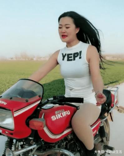 你骑过这种摩托车吗?村里的女骑士,妹子骑车的样子非常奔放