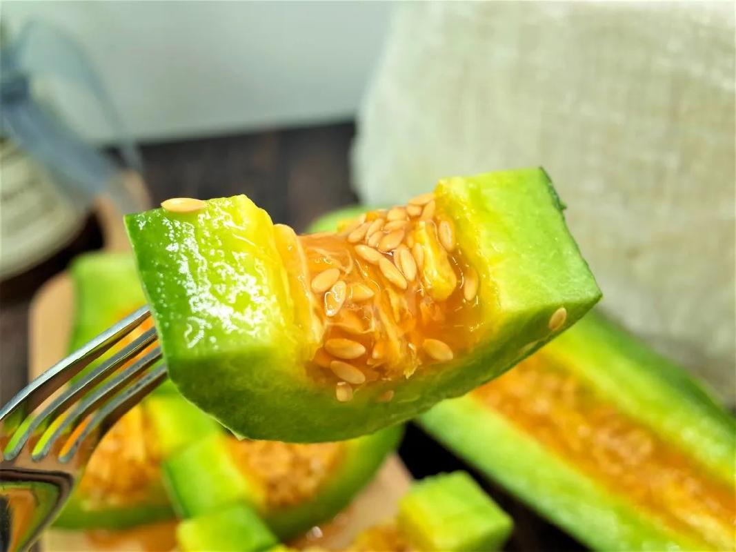 新鲜上市头茬暖棚羊角蜜甜瓜闻着香咬着脆连籽带瓤都能吃甜到醉