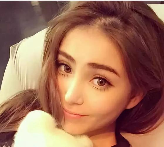 唐嫣,angelababy,乃至天王嫂昆凌都是美瞳爱好者