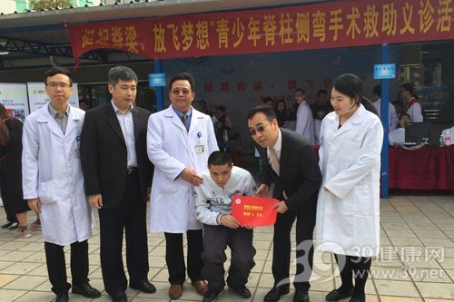 患者陈奇勇在义诊现场获得5万元手术救助