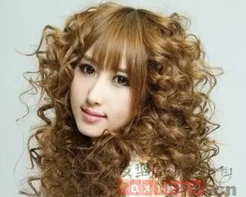 奶茶色可以让发型显得十分有光泽,给人很温暖的感觉