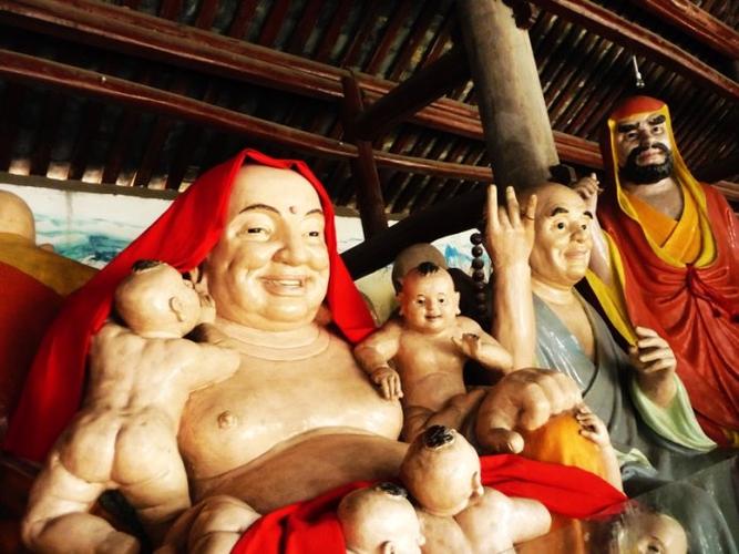 什邡罗汉寺500罗汉与108个地震宝宝