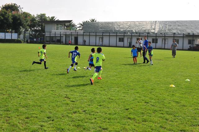 暑期来临,是时候让精力旺盛的孩子们跑跑跳跳了,让他们去踢足球做运动