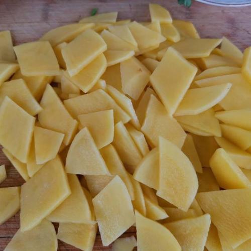 第5步,切好的土豆片是菱形块.