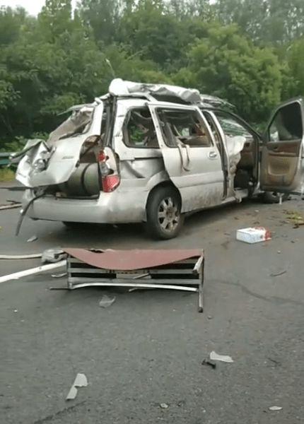 惨烈商务车高速上爆胎翻车司机乘客3死4伤