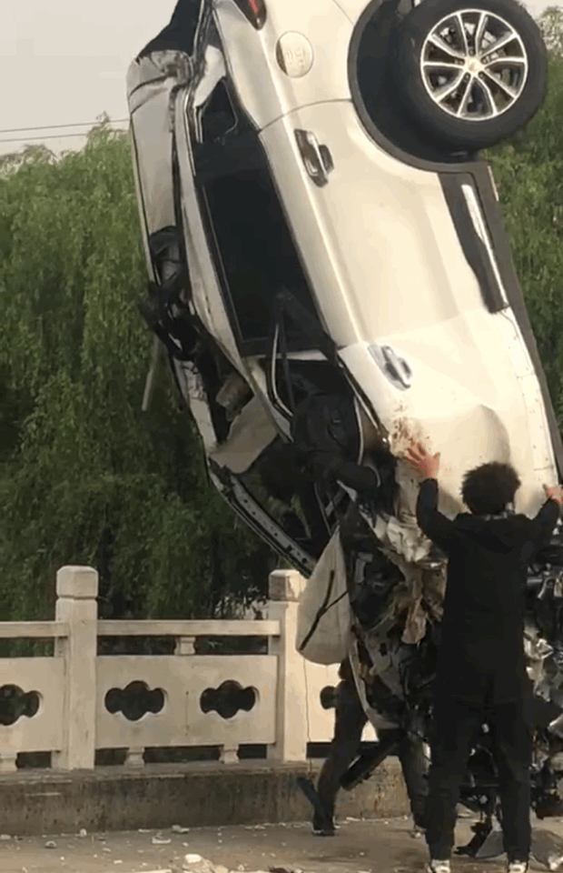 事发镇江昨晚发生车祸坠河视频直击惨烈现场
