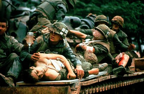 美越战争老照片:失去丈夫痛哭的妇女和美军轰炸后的村庄