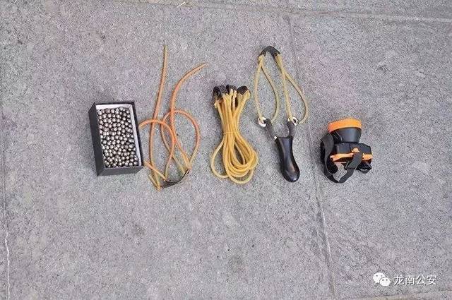 幼儿园玻璃被打碎,都是弹弓惹的祸,两"熊大人"现