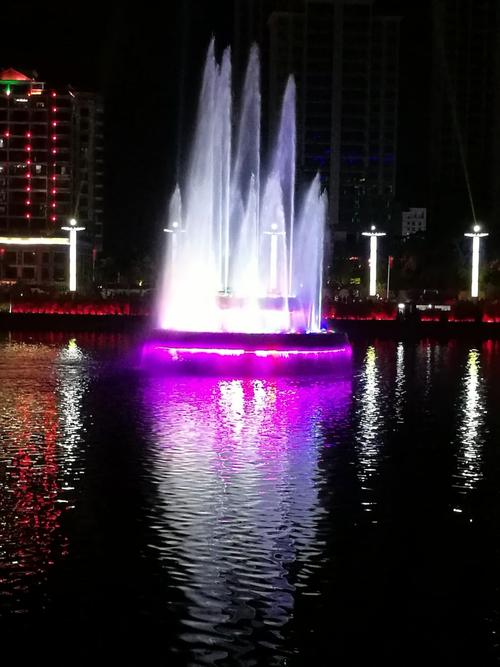 广东河源一个地级街市夜景及拥有亚洲第一高的音乐喷泉