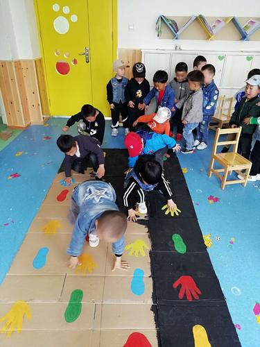 科学领域: 复习数字:1--8 认识数字:9 艺术: 舞蹈:手机手机我问你
