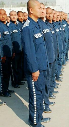 请问现在的服刑人员是不是都是这样的装束?