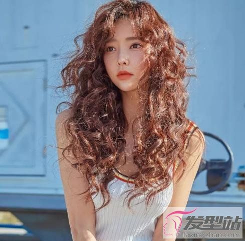 为什么烫羊毛卷显老不好看?卷度和发量是决定发型成败的关键