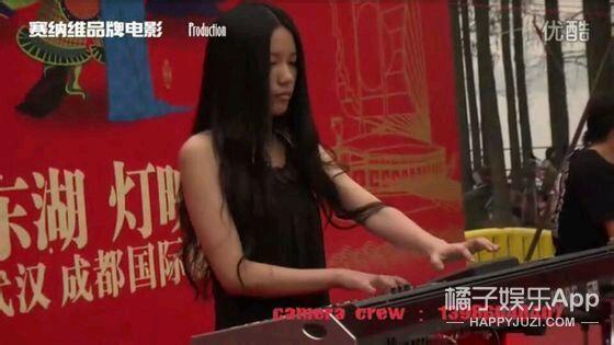 谢幕的时候穿越人海把手上拿的花递到万芙伽的手里