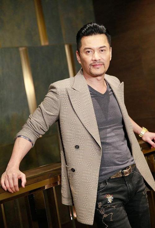 62岁吕良伟出席活动,穿西装配牛仔裤,网友:还是那么英俊潇洒