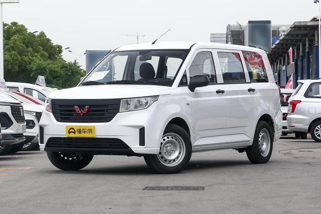 五菱宏光plus综合优惠7000元欢迎到店试乘试驾