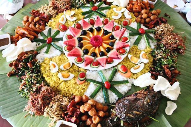  p>傣族手抓饭是云南西双版纳傣族的特色美食. /p>