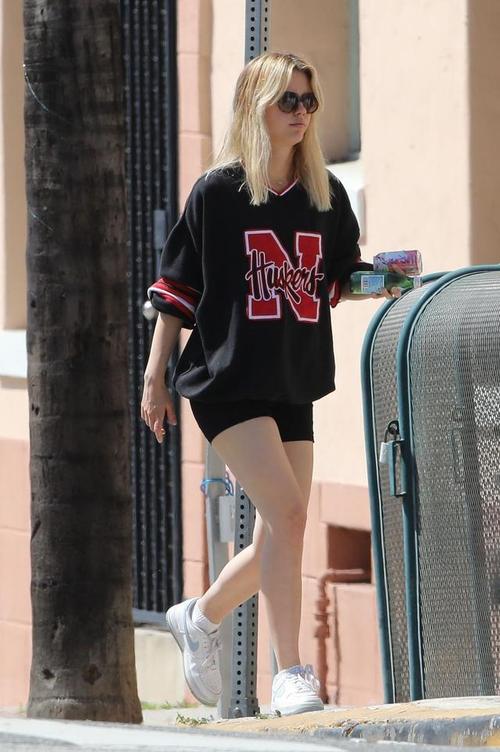 女星米娅·高斯现身洛杉矶街头,她有一种特别的气质